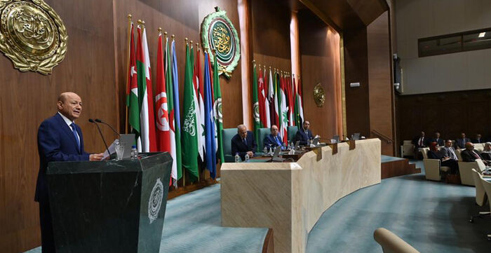 العليمي: محبطون من إمكانية تحقيق السلام مع جماعة إرهابية