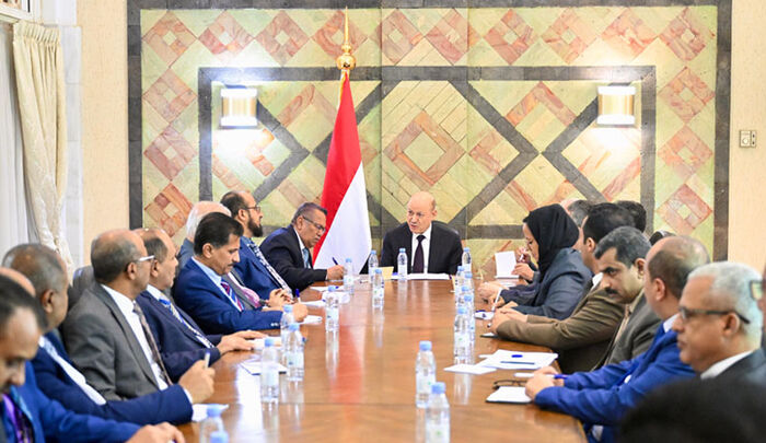 رئيس مجلس القيادة اليمني يناقش خطة تحرير صنعاء مع قيادات التكتل الوطني للأحزاب