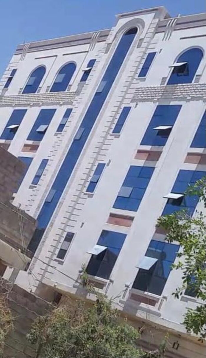 على أنات الجوعى.. مليشيا الحوثي تشيد الفلل والأبراج (صورة)