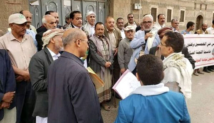 يمنيون يكسرون حاجز الخوف ويتظاهرون لأول مرة ضد قرارات حوثية في صنعاء (تفاصيل)