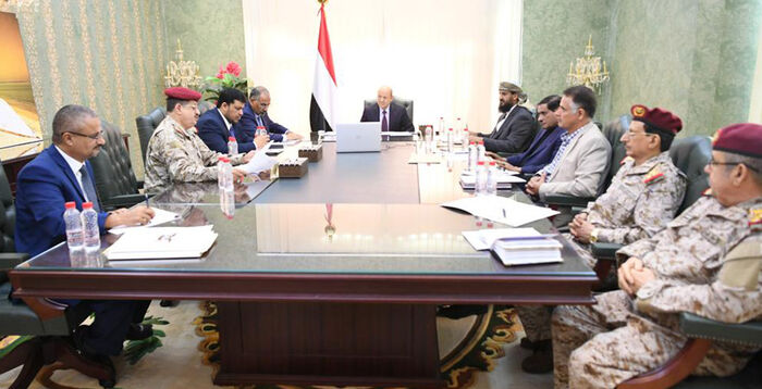 رئيس مجلس القيادة يؤكد دعمه لتصاعد الاحتجاجات على تفاقم الوضع المعيشي في مناطق نفوذ الحوثيين