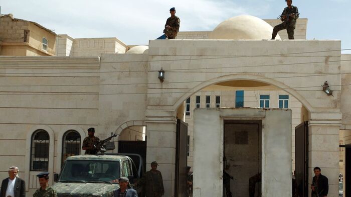 إضراب شامل بكافة المحاكم في مناطق الحوثي بسبب تدخلاته في القضاء