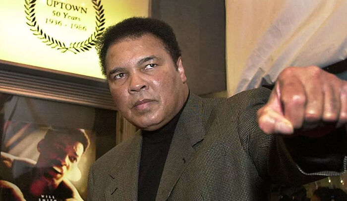 بيع لوحات رسمها أسطورة الملاكمة محمد علي بقرابة مليون دولار