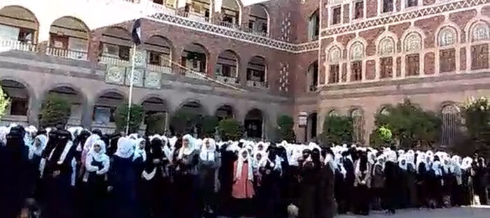 الحوثيون يعيثون فسادًا في التعليم ويطمسون معالم ثورة 26 سبتمبر ومدرسة جمال جميل في خطر