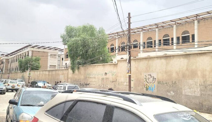 مزيدًا من نهب الأموال.. الحوثيون يؤجرون أسطح المدارس في صنعاء لتجار الطاقة الشمسية