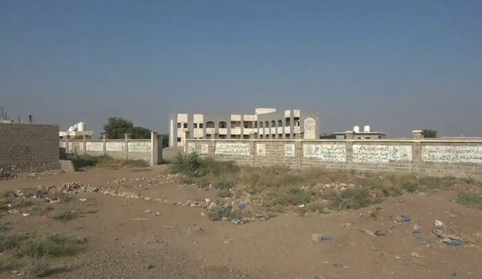 عدوها التعليم.. شاهد صاروخ حوثي يدمر مدرسة سعيد بن جبير في ظمي