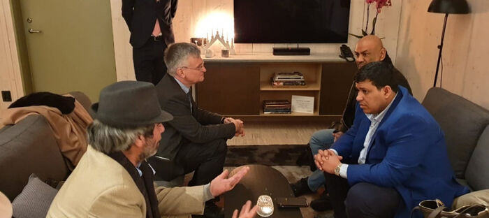 مفاجأة مدوية.. وثيقة تكشف تودد مدير مكتب هادي لقيادات حوثية ويوجه بإصدار جوازات دبلوماسية لهم