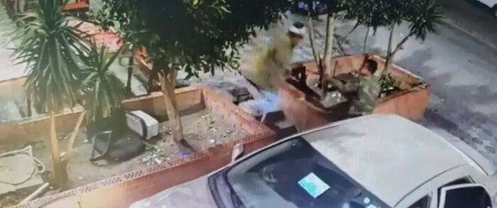 مشرف حوثي يقتل المواطنين بدون أسباب