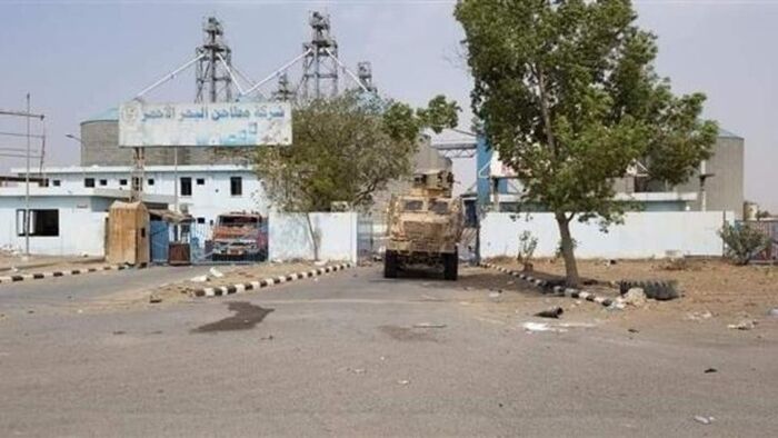الحوثيون يقصفون مطاحن البحر الأحمر