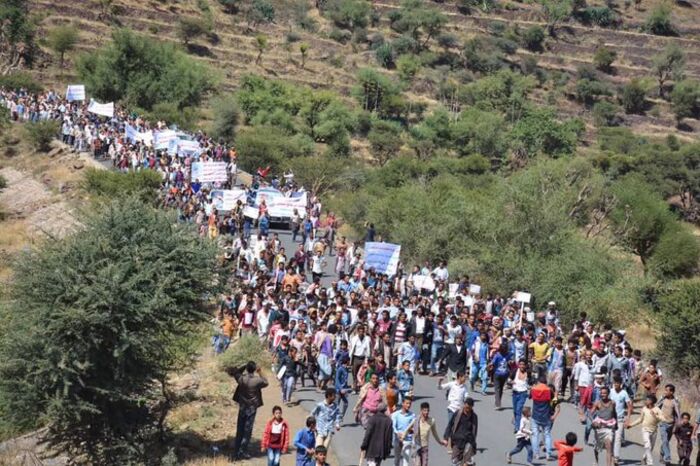 إخوان تعز يعتدون على تربوي رفع لافتات في مظاهرة تطالب بإنصافه (وثيقة)