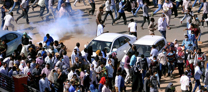 الخرطوم.. محتجون يطالبون بإقالة حكومة حمدوك