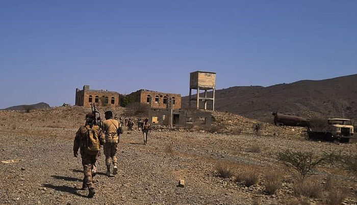 قيادات عسكرية إخوانية تمارس العنصرية بحق غير الموالين لها وقيادي مؤتمري الضحية