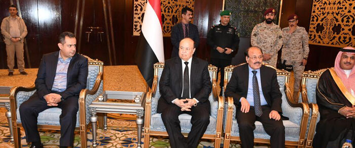 وردنا الآن.. معين عبد الملك يغادر عدن لهذه الأسباب