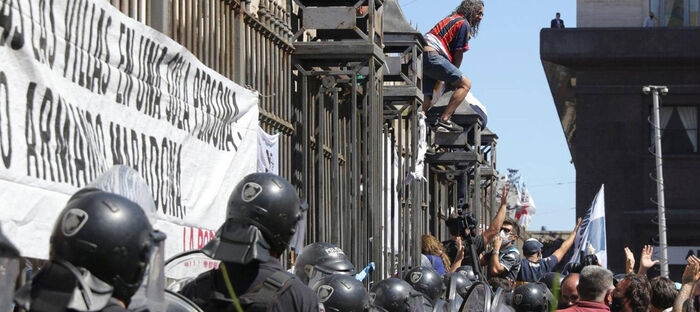 وداع اسطوري لماردونا.. واحتجاجات غاضبة في الأرجنتين