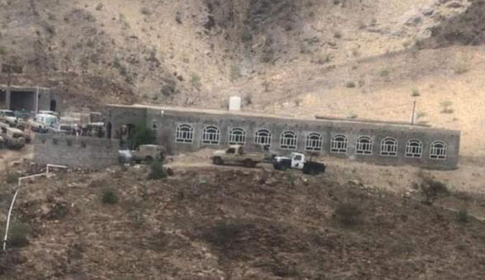 استمرارًا في تفجير منازل اليمنيين.. الحوثيون يفجرون منزل قيادي بالجيش