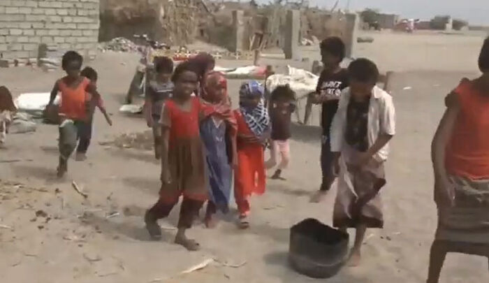 شاهد نزوح أسر من قرية الحجروفة في مديرية التحيتا بسبب القصف الحوثي