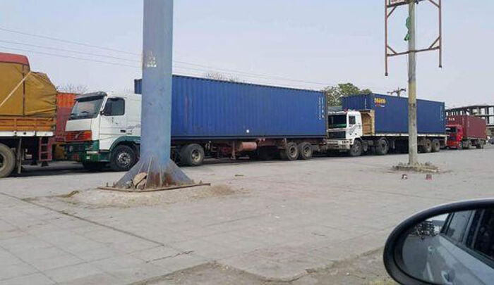 مليشيا الحوثي تحتجز شاحنات نقل البضائع تمهيدًا لافتعال أزمة بهدف رفع الأسعار