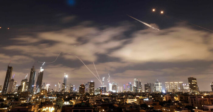 إغلاق المجال الجوي الإماراتي وصفارات إنذار في البحرين.. وقطر تتوعد بالرد