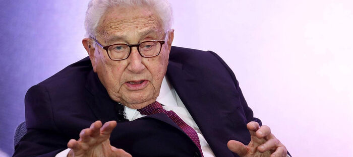 كيسنغر يحذر من بوادر حرب عالمية على الأبواب