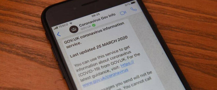 واتساب يفرض قيودا لتطويق وباء الأخبار المضللة