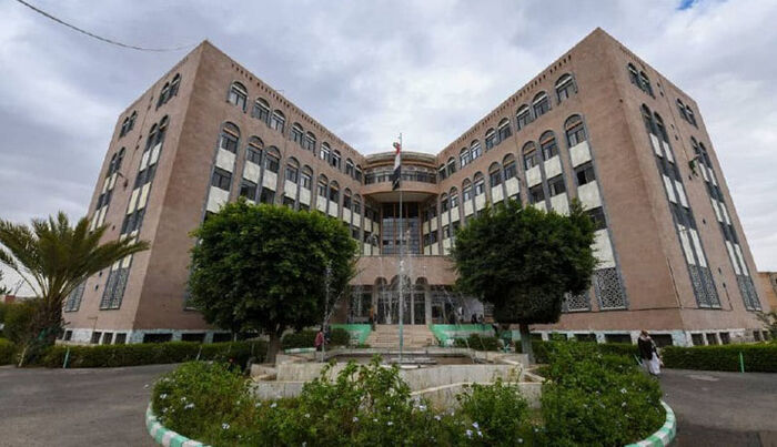 خلافات الحوثيين تتصاعد.. بن حبتور يتهم وزير الصناعة بارتكاب مخالفات قانونية