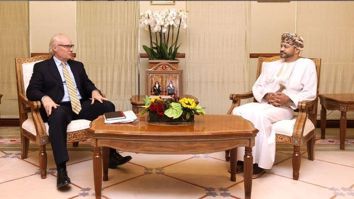 المبعوث الأمريكي ووزير الخارجية العماني يدعوان إلى بدء عملية سياسية شاملة في اليمن