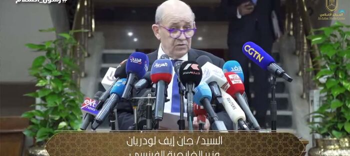 فرنسا تنقل رسالة للأزهر بشأن الإسلام وشيخه الطيب يرد