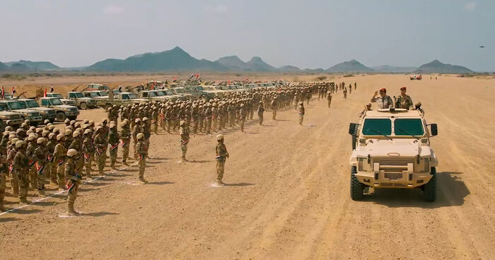 وزير الدفاع يتفقد جبهات الساحل الغربي ويشيد بجاهزية المقاومة الوطنية