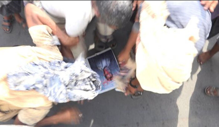 يمنيون يمزقون ويدوسون صورة الإرهابي عبدالملك الحوثي (فيديو)