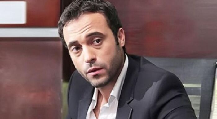 سيناريست مصري يهاجم فنان يرفض لمس الفنانات